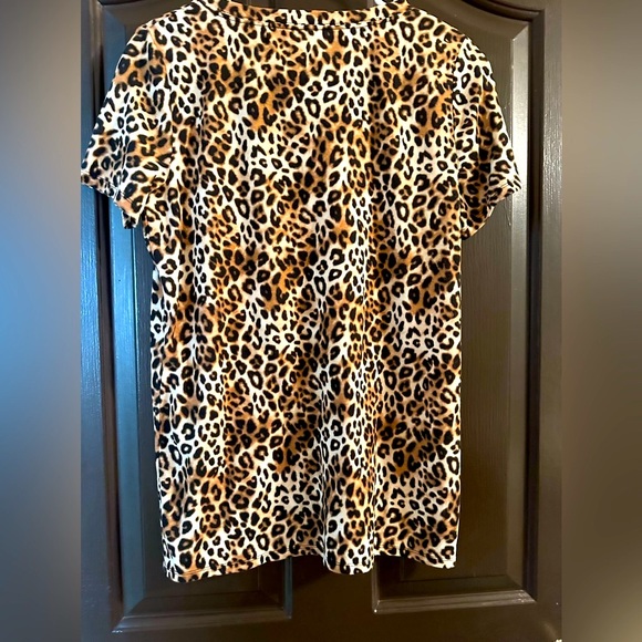Pink VS leopard v neck tee - Picture 2 of 4